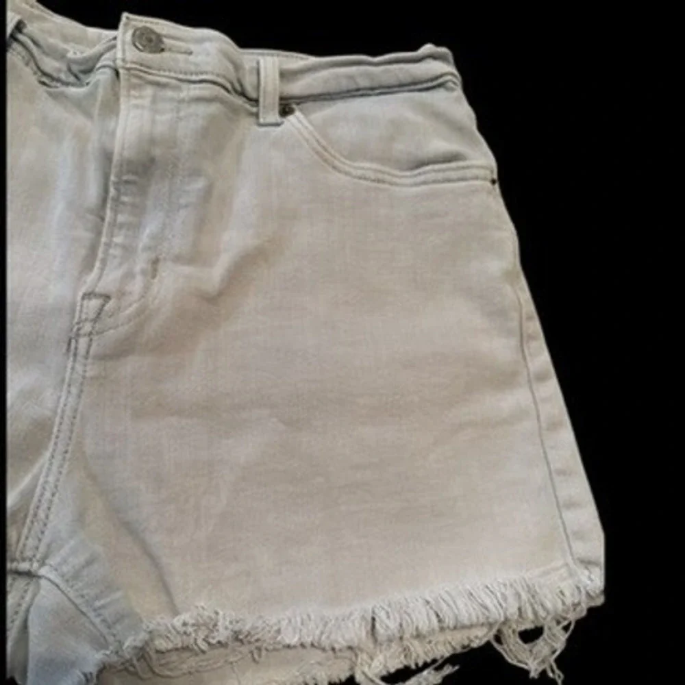 Levis High Rise Denim Shorts Light Grey Raw Hem Size 31 Womens Cutoff Shorts‎